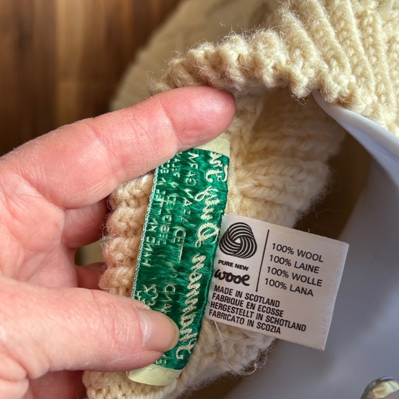 Elegant 100% Wool Cream Cable Knit Sweater - Picture 3 of 8